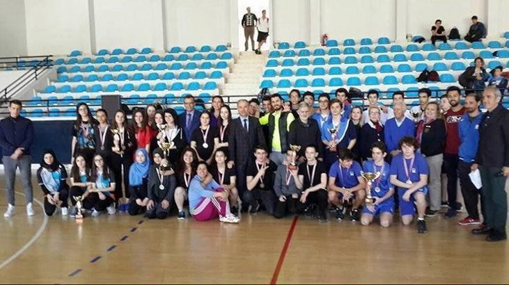 Sarıyer'de, genç masa tenisçiler ödüllerini aldı