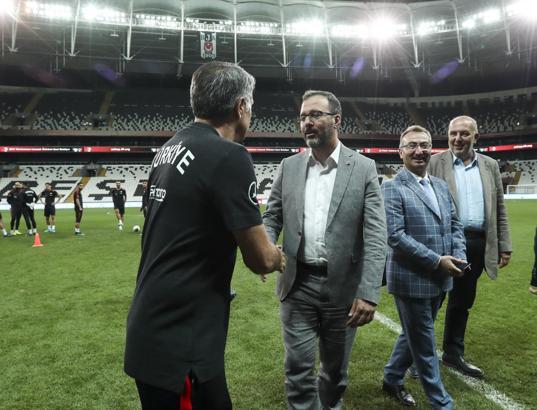 Bakan Kasapoğlu, A Milli Futbol Takımı'nı ziyaret etti