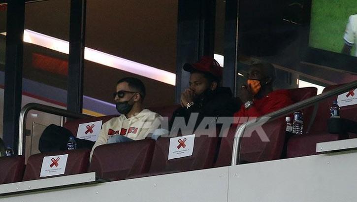 Galatasaray'ın yıldızları Onyekuru, Donk ve Omar locada