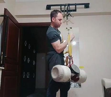 Bilek Güreşçiler, evlerinin çatılarında çalışıyorlar