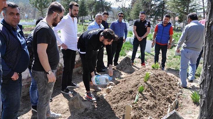 Fenerbahçeli Ozan Tufan, dedesinin mezarını ziyaret etti