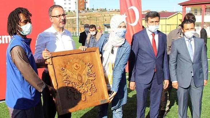Bakan Kasapoğlu, gençlerle ve Boks Milli Takımı'yla bir araya geldi