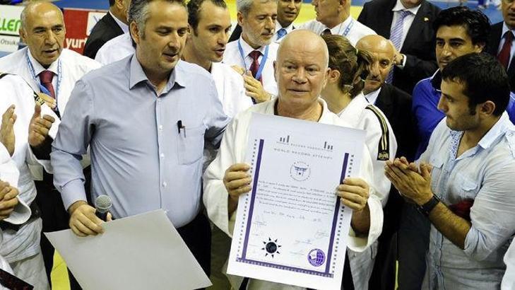 24 saat aralıksız judo yaptı