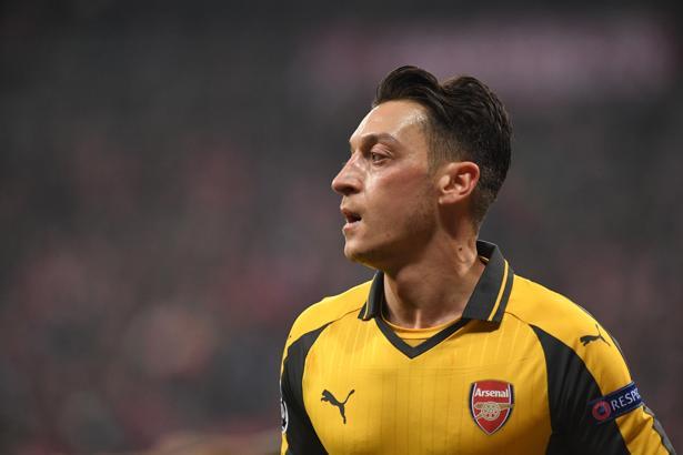 Mesut Özil formayı giyecek!