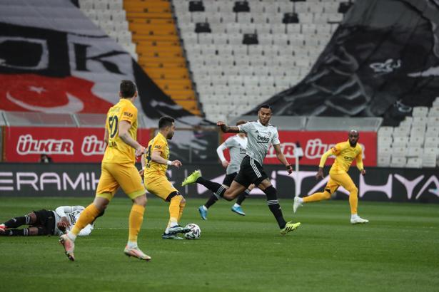 Beşiktaş'ta Josef de Souza formasına kavuştu