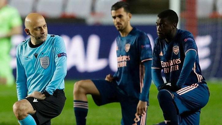 Cüneyt Çakır Slavia Prag-Arsenal maçı öncesi diz çöktü
