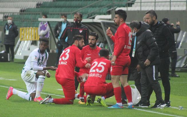 Giresunspor-Keçiörengücü maçında futbolcular oruçlarını sahada açtı