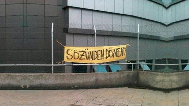 Şükrü Saracoğlu'nda olay pankart!