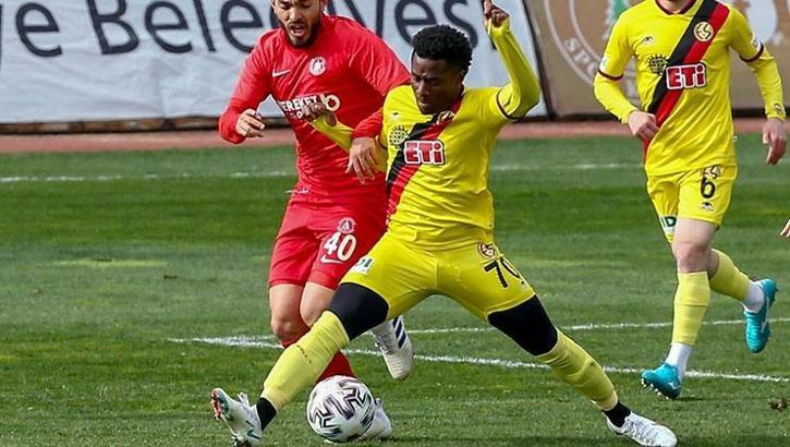 Eskişehirspor'da Nijeryalı futbolcu Hamed Sholaja'nın sözleşmesi feshedildi