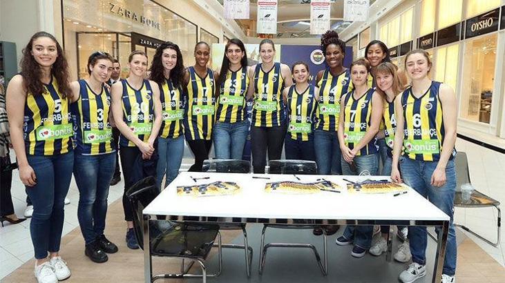 Fenerbahçe'de kadın basketbolcular taraftarlarla buluştu