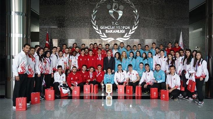 Bakan Kılıç, başarılı sporcuları kabul etti