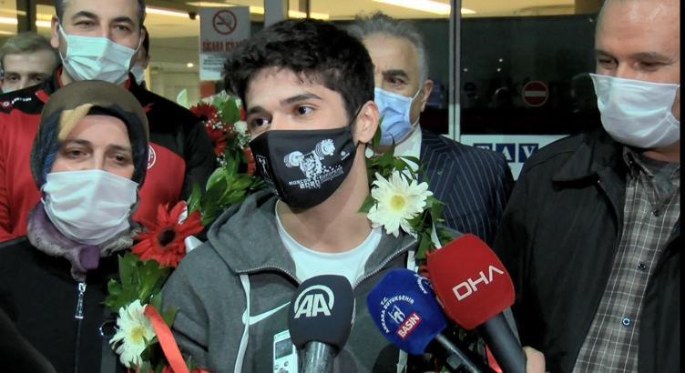 Muhammed Furkan Özbek, Ankara'da çiçeklerle karşılandı
