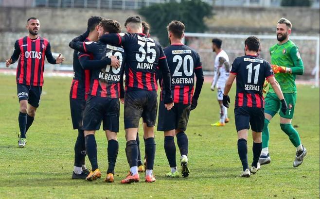 Misli.com 2. Lig | Uşakspor, deplasmanda Sarıyer'e gol oldu yağdı