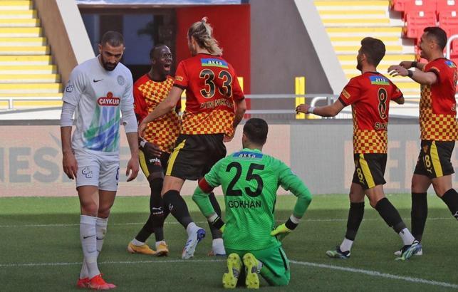 Göztepe'yi Halil Akbunar ve Cherif Ndiaye taşıdı