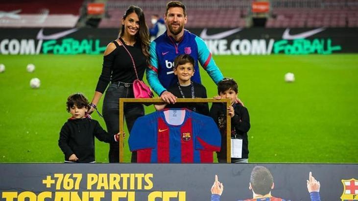Messi tarihi fotoğrafı ailesi ile birlikte çektirdi