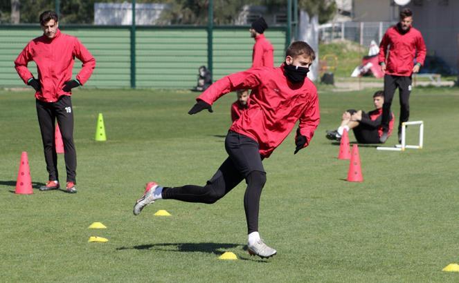 Karşıyaka'da 4 futbolcu eve gitmeyip tesislerde kaldı