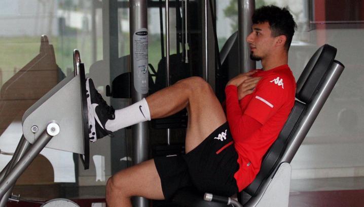 Antalyaspor'da Gökdeniz Bayrakdar çalışmalara başladı