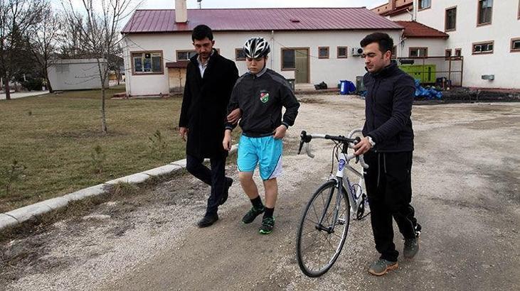 Göremediği bisikletiyle Türkiye'yi temsil etmek istiyor