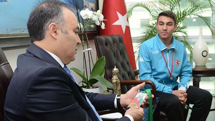 Doktor tavsiyesi ile gittiği sporda, şampiyon oldu
