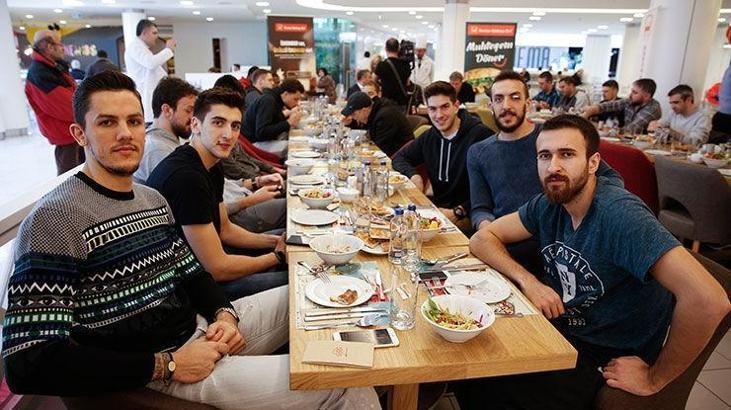 Beşiktaşlı basketbolculara moral yemeği