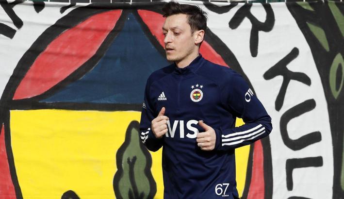 Son dakika! Fenerbahçe'ye Mesut Özil müjdesi! Sahaya indi...