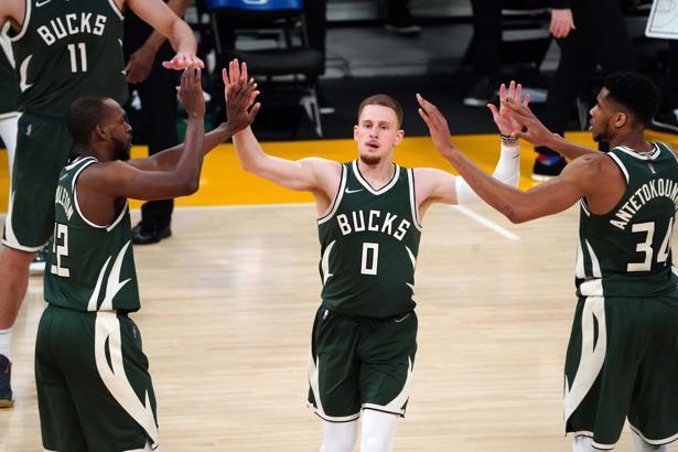 NBA'de Antetokounmpo kardeşlerin maçında kazanan Milwaukee Bucks