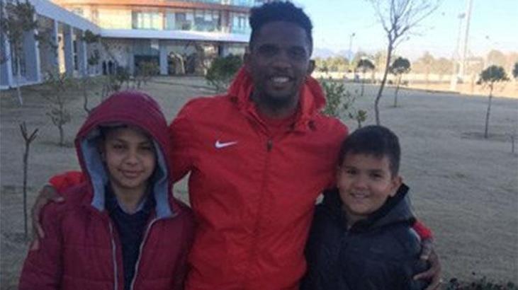 Eto'o iki çocuk hayranına kramponlarını hediye etti