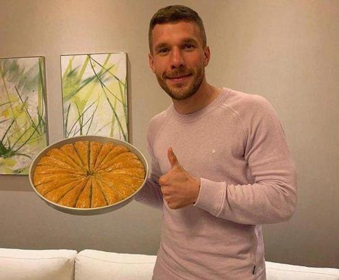 Podolski'den Gaziantep baklavasıyla 'evde kal' çağrısı