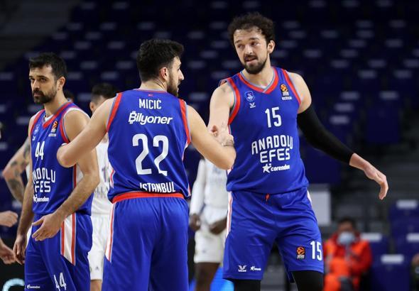 Anadolu Efes, İspanya deplasmanında
