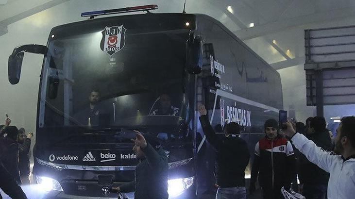 Beşiktaş otobüsüne taşlı saldırı!