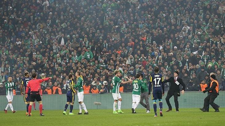 Bursaspor - Fenerbahçe maçında bir taraftar sahaya atladı!