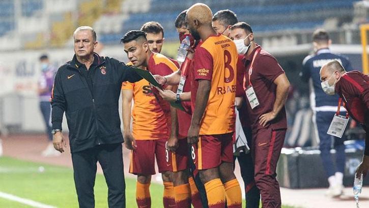 Galatasaray'da 2 isim uyarıldı! Ya uzlaşacaklar ya da kadro dışı kalacaklar!