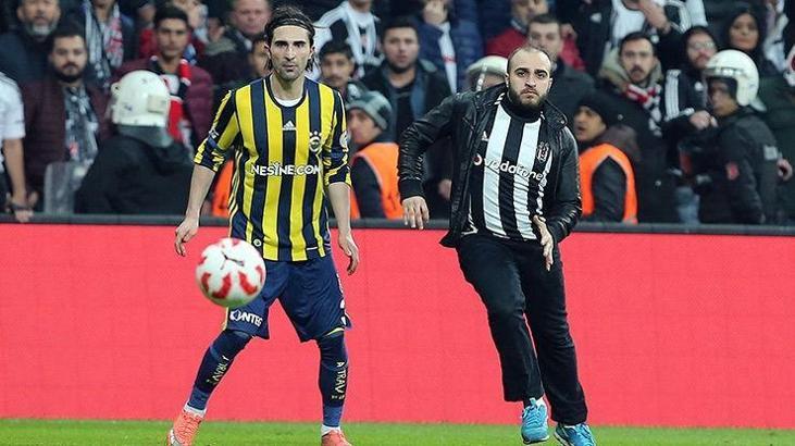 Beşiktaş - Fenerbahçe derbisinde taraftar sahaya atladı!