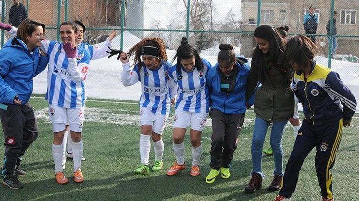 Hakkarili kızlar 6-1'lik galibiyeti halay çekerek kutladı