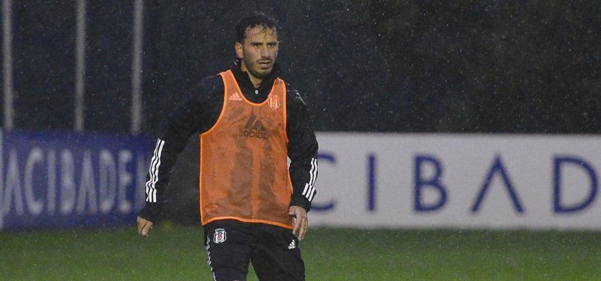 Beşiktaş, sağanak yağmur altında çalıştı
