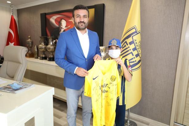Ankaragücü'nden lenfoma hastası minik taraftara forma jesti