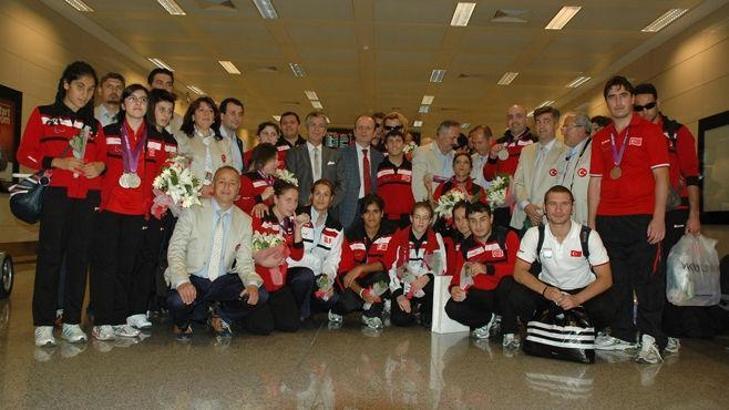 Paralimpik sporcularımız yurda döndü