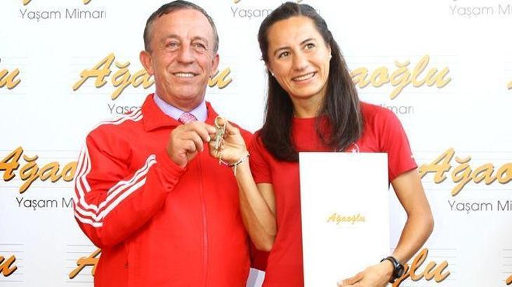 Ağaoğlu evlendirdi, milli oldu...