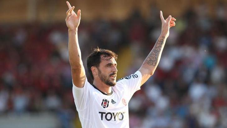 Hugo Almeida yuvada kalıyor