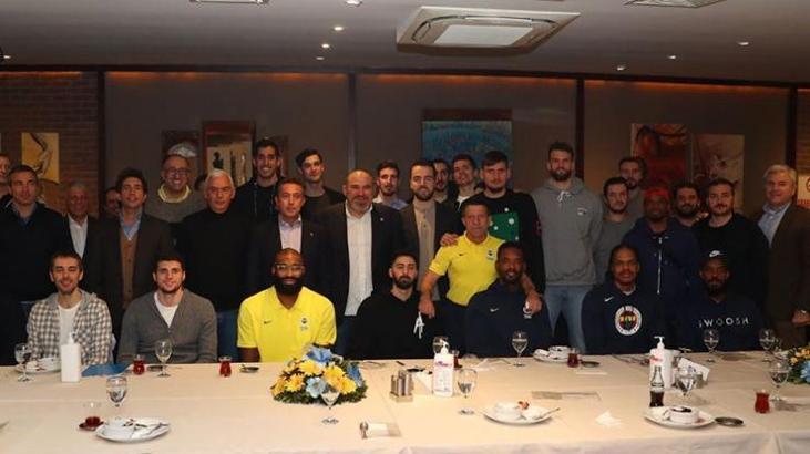 Fenerbahçe Kulübü Başkanı Ali Koç, erkek basketbol takımı ile bir araya geldi