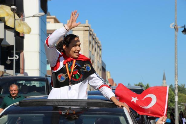 Avrupa şampiyonu boksör Elif Güneri'ye coşkulu karşılama