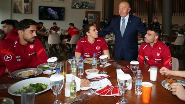 Başkan Nihat Özdemir Milli Takım'ı ziyaret etti
