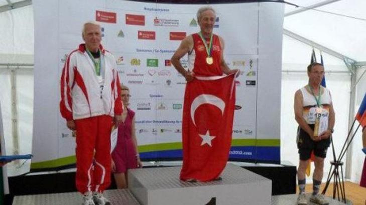 80 yaşında kürsüye çıktı