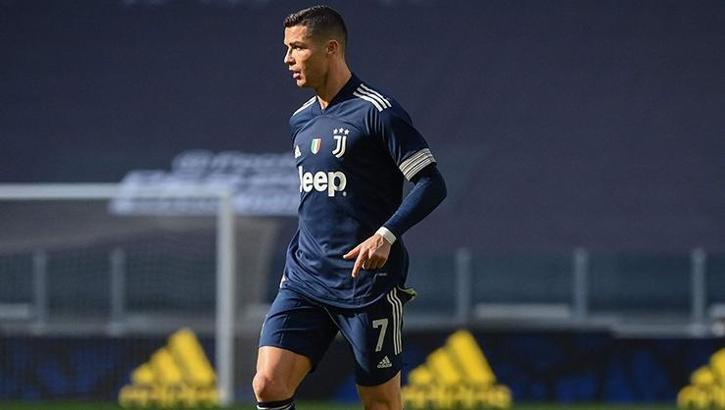 Ronaldo'ya büyük onur! Hediye edilen formadaki yazı dikkat çekti