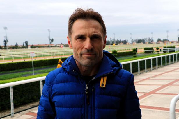 Ayağı kırılan atının başında ağlayan jokey: Göz göze geldiğimizde çok üzüldüm