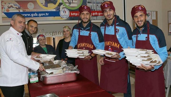 Trabzonspor yemek verdi, futbolcular davetlilere servis yaptı
