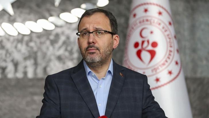 Bakan Kasapoğlu, milli güreşçi Kerem Kamal'ı kutladı