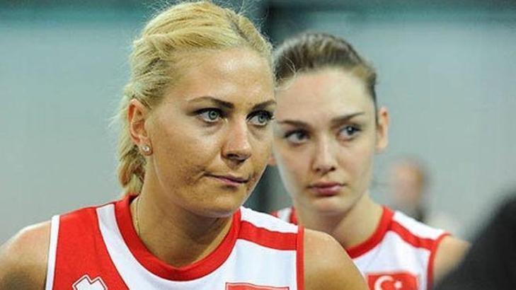 Yeliz Başa, basın karşısında
