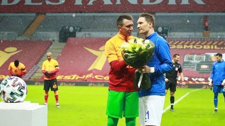 Milan Skoda'dan Muslera'ya çiçek
