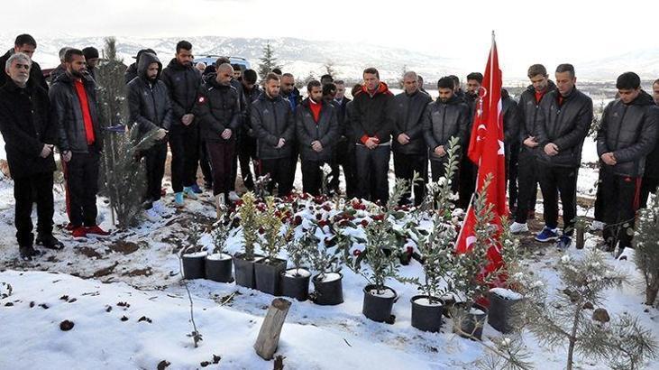 Elazığspor kafilesi, Fethi Sekin'in mezarını ziyaret etti